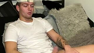 hot sends a sexy video to her fuck buddy to masturbate to