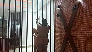 Fodo minha escrava pela grade da prisão com sua bunda grande e peitos naturais