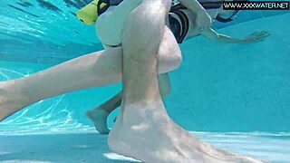 Minnie Manga 水下紧致阴道被猛插。欧洲少女泳池性爱升温！