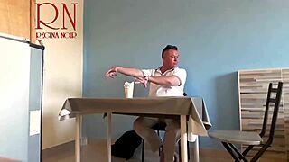 裸体女服务员用肚脐直接伺候客人