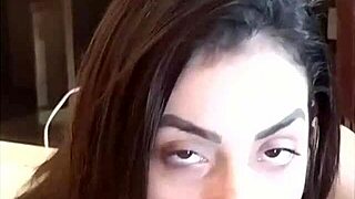 硬奶18+小妞抓我打飞机双手机撸我射她一脸奶