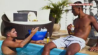 eu e meu parceiro fodemos o safado na festinha da piscina