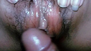 xxx me coji a la vecina mientras ve la tele!