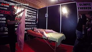 性教练给Ana Marco色情按摩指奸到高潮