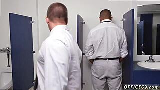 直男高管在无裤星期五投入男同激情