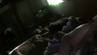 mientras esposo trabaja, vecino cuida a esposa 😜