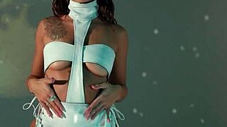 Big ass Latina milf Sisi Rose poses in hot lingerie