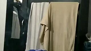 Sexo Real con Mi Hermanastra Me Descubre en el Cuarto