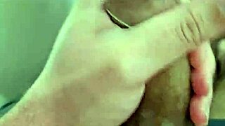 Batendo Punheta Com Camisinha