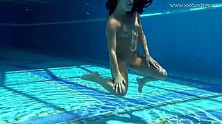 Jessica shows sexy ass to producer