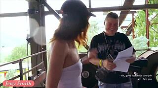 Jeny Smith紧身白衣秀出骆驼趾