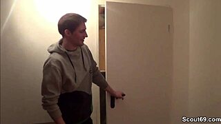 Sohn erwischt stiet-mutter mit tante und bekommt einen fick