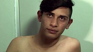 bareback twink suckin two hard daddy dicks, damn hot