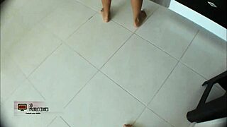 Hijastro cachondo folla mi co�o en el ba�o