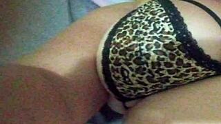 la puta de mi madrastra me manda mensajes por whatsapp mientras mi papá está de viaje.