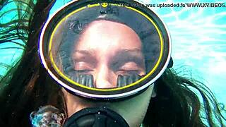 Nora Shmandora水下玩紫色假屌