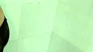 hey, check out e trang nguyễn revealing herself on bigo while bathing