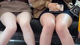 日本小可爱火车上掀裙挑逗超诱惑！