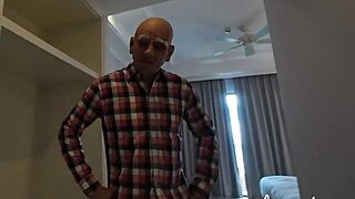 87-year-old scammer tricks as landlord! He’s nailing innocent petite girls in bed!