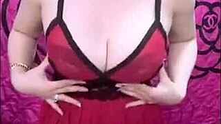 A hot Vietnamese girl performs a live stream, showcasing her beauty and culture in an engaging online session.