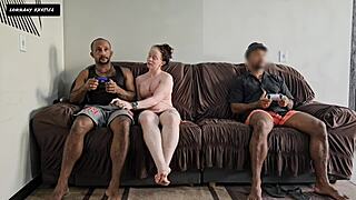 Enquanto o nerd do meu marido joga video game eu jogo meu cu no pau do amigo