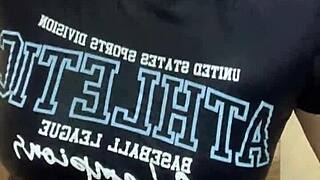 年轻美女浴室猛干闺蜜