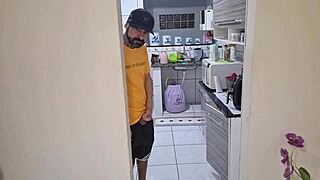 meu amigo saiu e deixei o pau fora perto da esposa dele