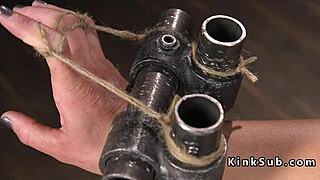 棕发奴隶在黑暗地牢忍受肛钩