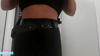 Segurança do condomínio me reconheceu botou eu pra mamar sua rola preta grande e gozou na minha buceta no banheiro