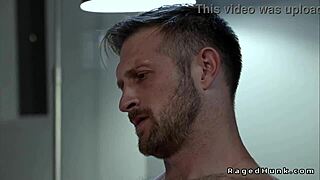 嘿，想看跨种族同性恋肉棒大战加打屁股吗？