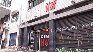 Trailer Minha 1ª Vez Fazendo Gangbang Em Um Cinema Pornô Parte 1-2 Com Vários Machos Gozando Na Minha Boca