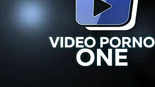 yoha chaude colombienne se fait plaisir avec des jouets