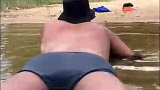 河边洗澡变热辣性爱，巴西辣妹爽翻天