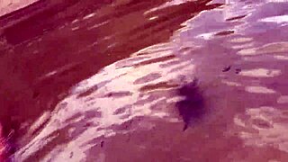 河边洗澡变热辣性爱，巴西辣妹爽翻天