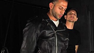 肌肉猛男被绑住支配，同志BDSM激情