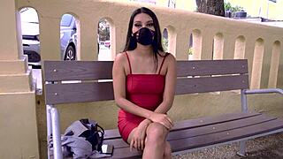 瘦美女在公共场合提供快速行动交易