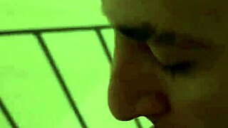 小鲜肉偷看男人自慰后献上口活