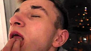 小鲜肉偷看男人自慰后献上口活