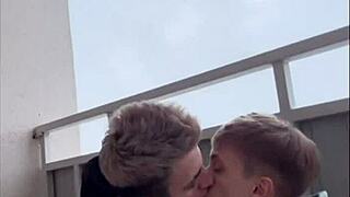 小鲜肉偷看男人自慰后献上口活