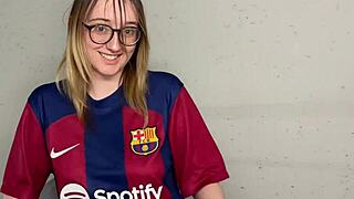 a coelhinha gostosa da bunda grande colocou toda cenoura na bucetinha completo no cassiflix