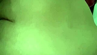 A vadia n�o se contenta s� com b adora arrebentar o rabo numa abobrinha grande e grossa at� ficar com a borda do cu frouxa