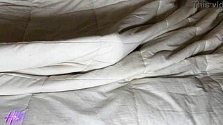 Milf Safada Trepando Com Dois Amantes E O Marido Corno