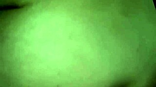 A vadia n�o se contenta s� com b adora arrebentar o rabo numa abobrinha grande e grossa at� ficar com a borda do cu frouxa