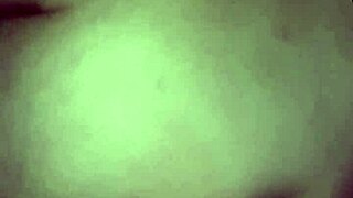 A vadia n�o se contenta s� com b adora arrebentar o rabo numa abobrinha grande e grossa at� ficar com a borda do cu frouxa