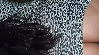 Mi Cuñada Se Monta y Se Folla Muy Duro con Una Buena Polla Hasta Llenarse Toda de Leche