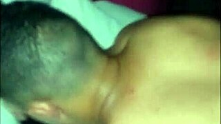 Novinho干Karina，另一个在旁等着