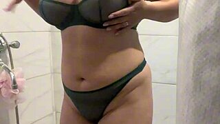 偷拍继母洗澡大屁股隐秘镜头