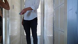 Latina Wife Heyya Gives Delivery Guy a Warm Blowjob Welcome