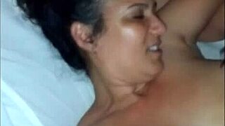 Novinho干Karina，另一个在旁等着