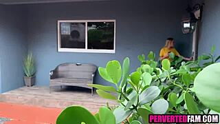 说服金发辣妹继妹来场狂野POV性爱